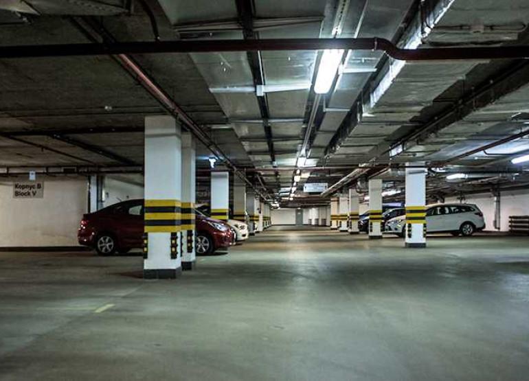 Ренессанс Плаза: Вид паркинга
